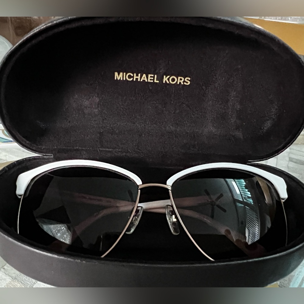 Like new condition authentic Michael Kors sunglasses